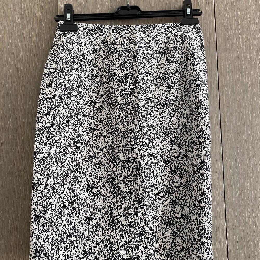 Black & White Abstract Print A-Line Skirt – Classic & Versatile